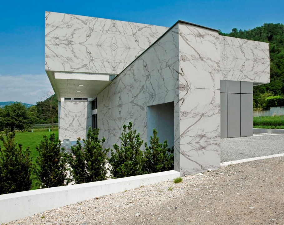 Фасад из белого мрамора