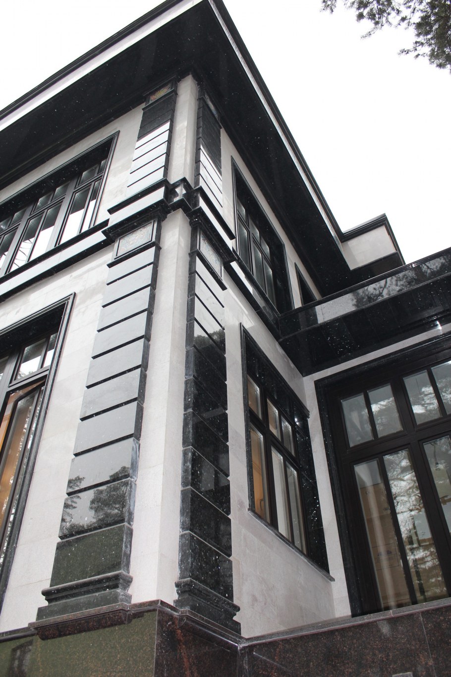 Здания из гранита