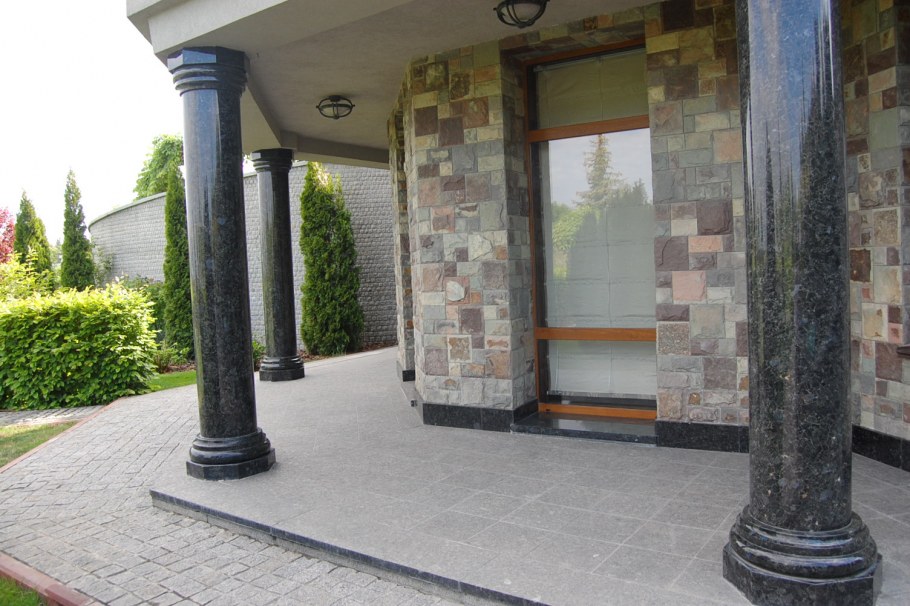 Колонны из гранита