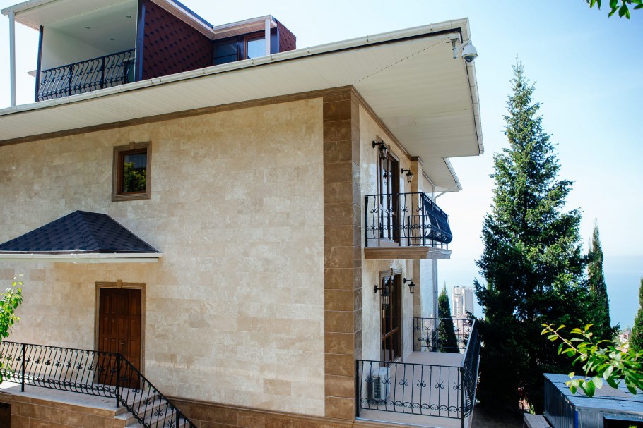 Фасад дома травертин