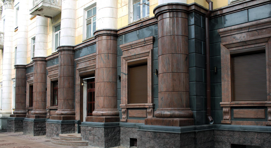 Дом облицованный гранитом