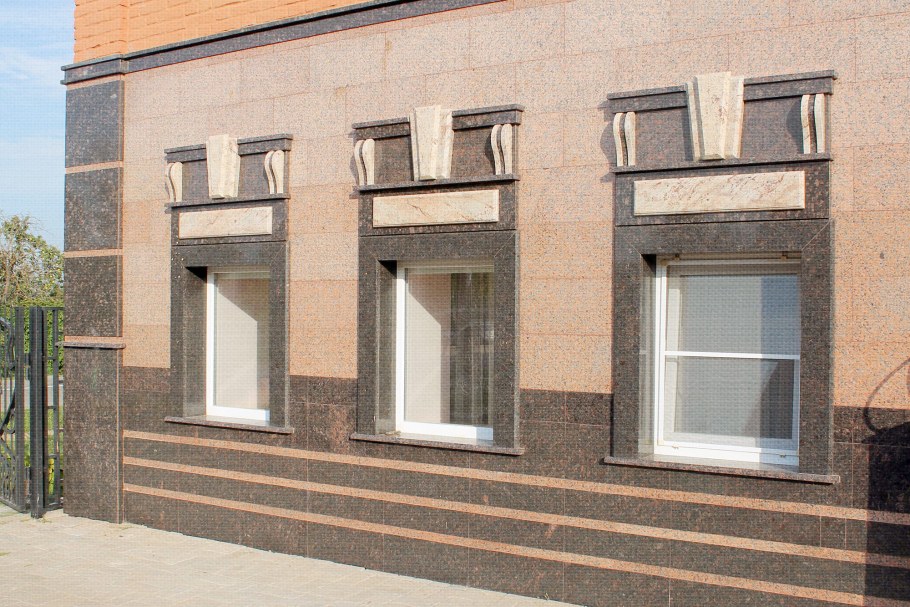 Отделка фасада гранитом