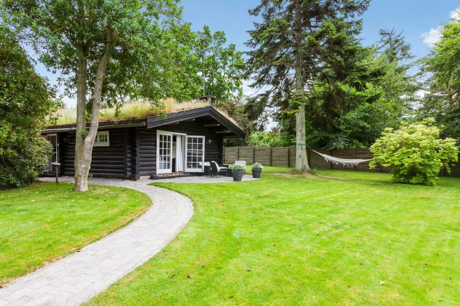 Маленький домик с газоном