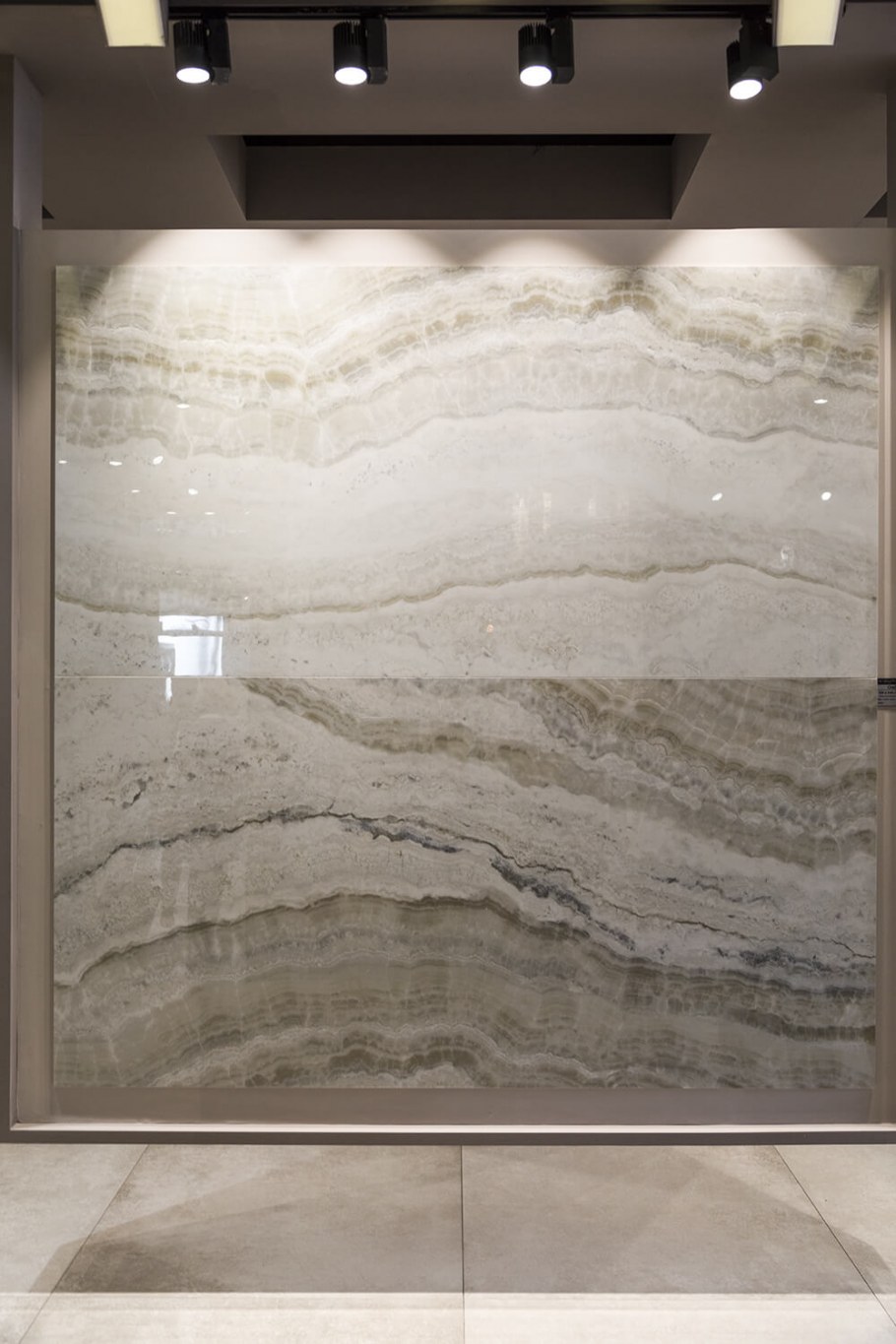 Интерьеры гостиных в серых тонах с мраморным полом