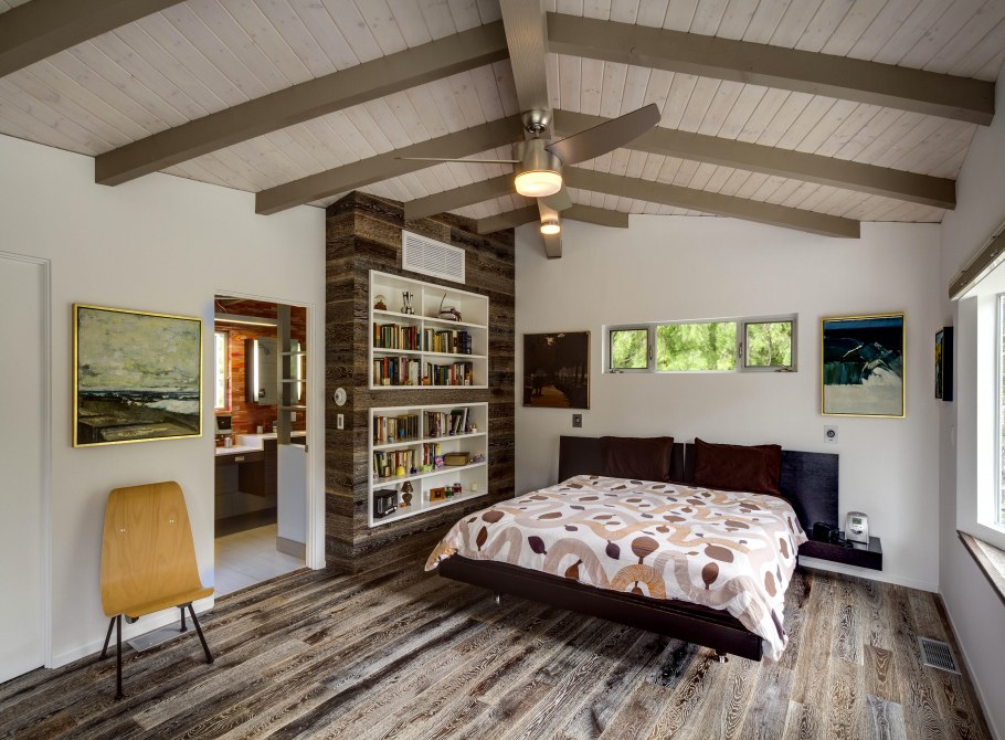 Кондиционер над шкафом