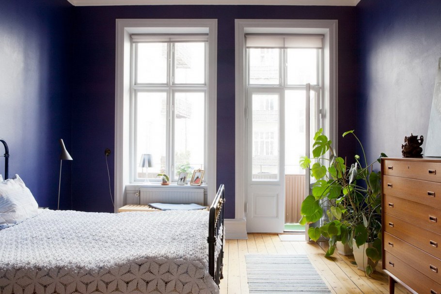 Интерьер спальни на солнечной стороне