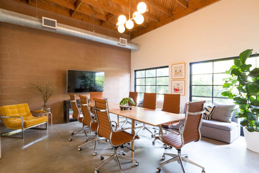 Персиковый цвет стен в офисе