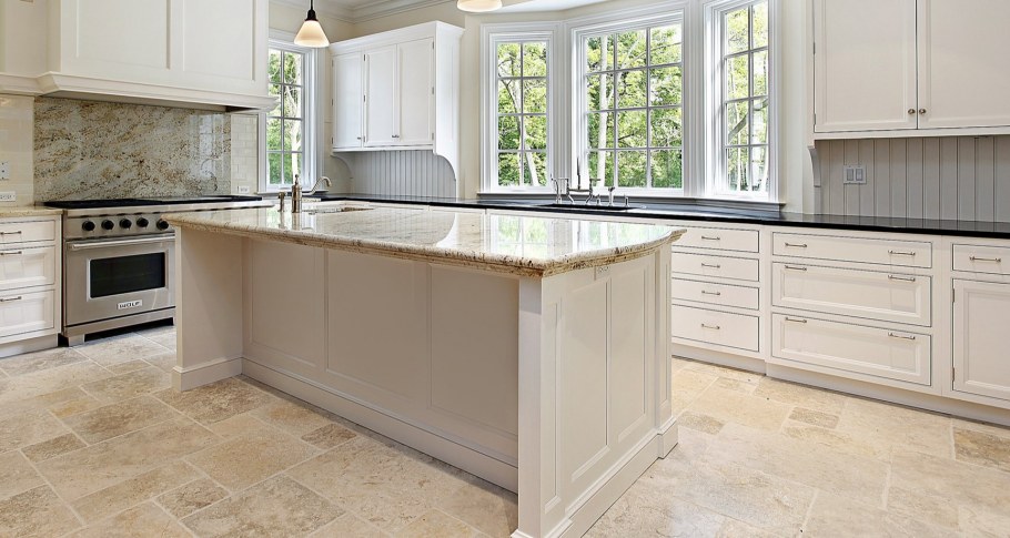 Мраморный пол на кухне