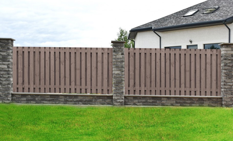 Красивые деревянные столбы для забора