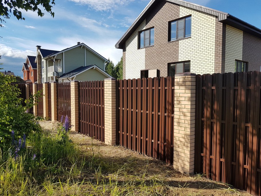 Имитация кирпичных столбов для забора