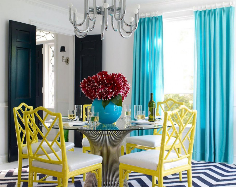 Бирюзовые шторы в интерьере кухни