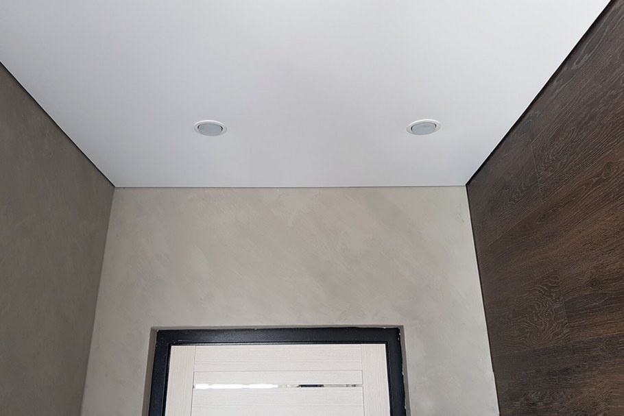 Современные стильные потолки в гостиную