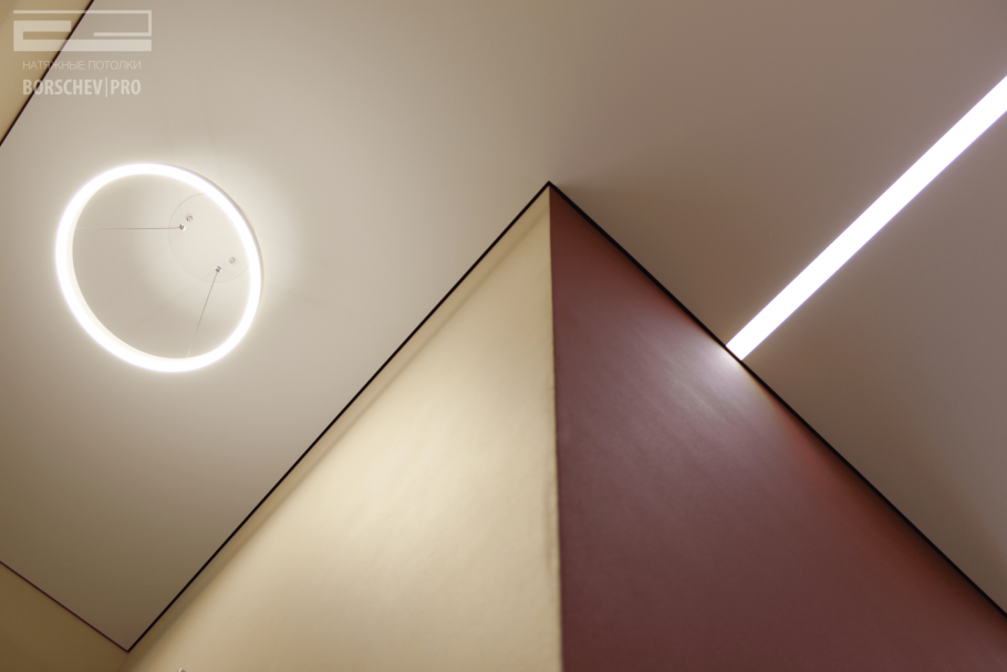 Потолок с черными нишами