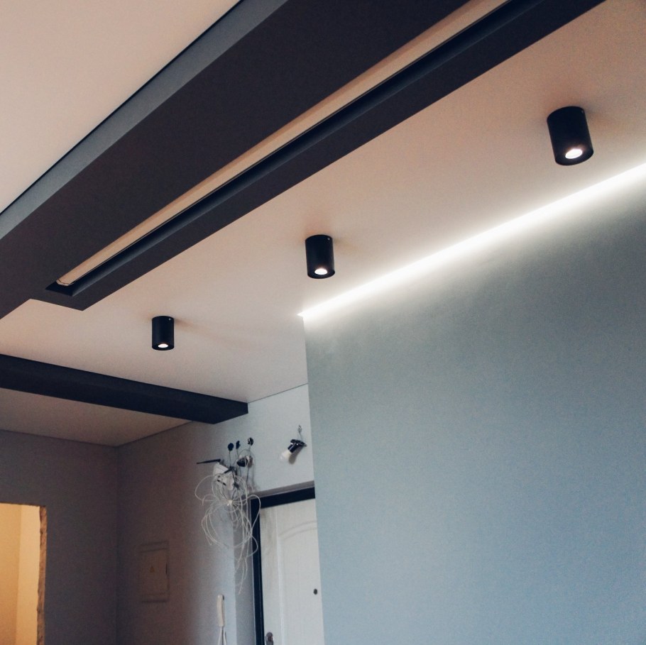 Светящийся натяжной потолок в туалете