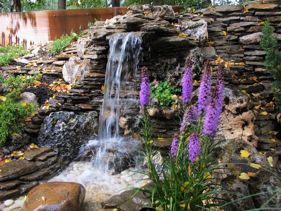 Пруд с водопадом и альпийской горкой