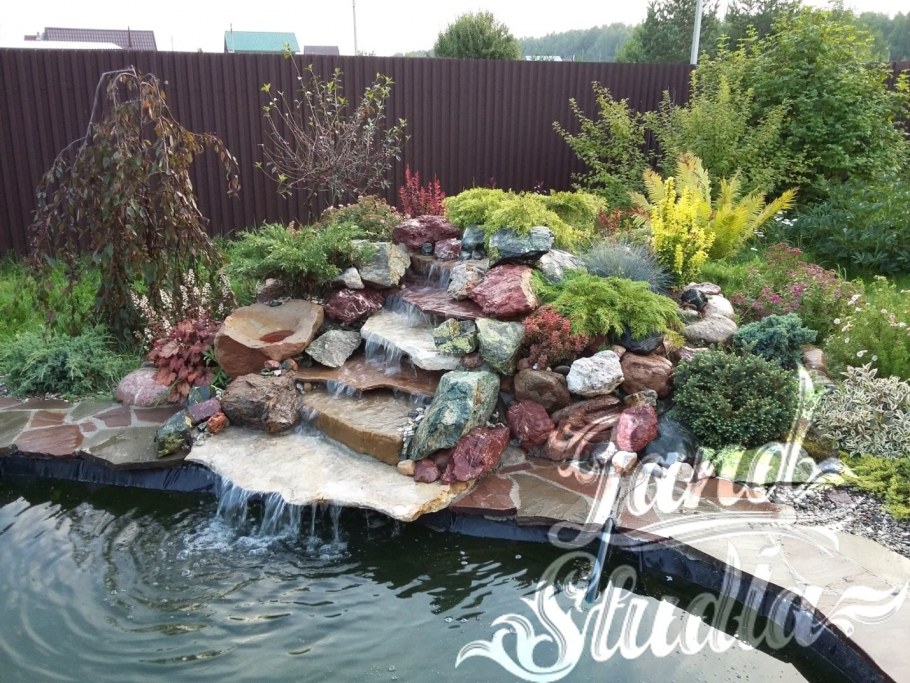 Пруд с водопадом и альпийской горкой