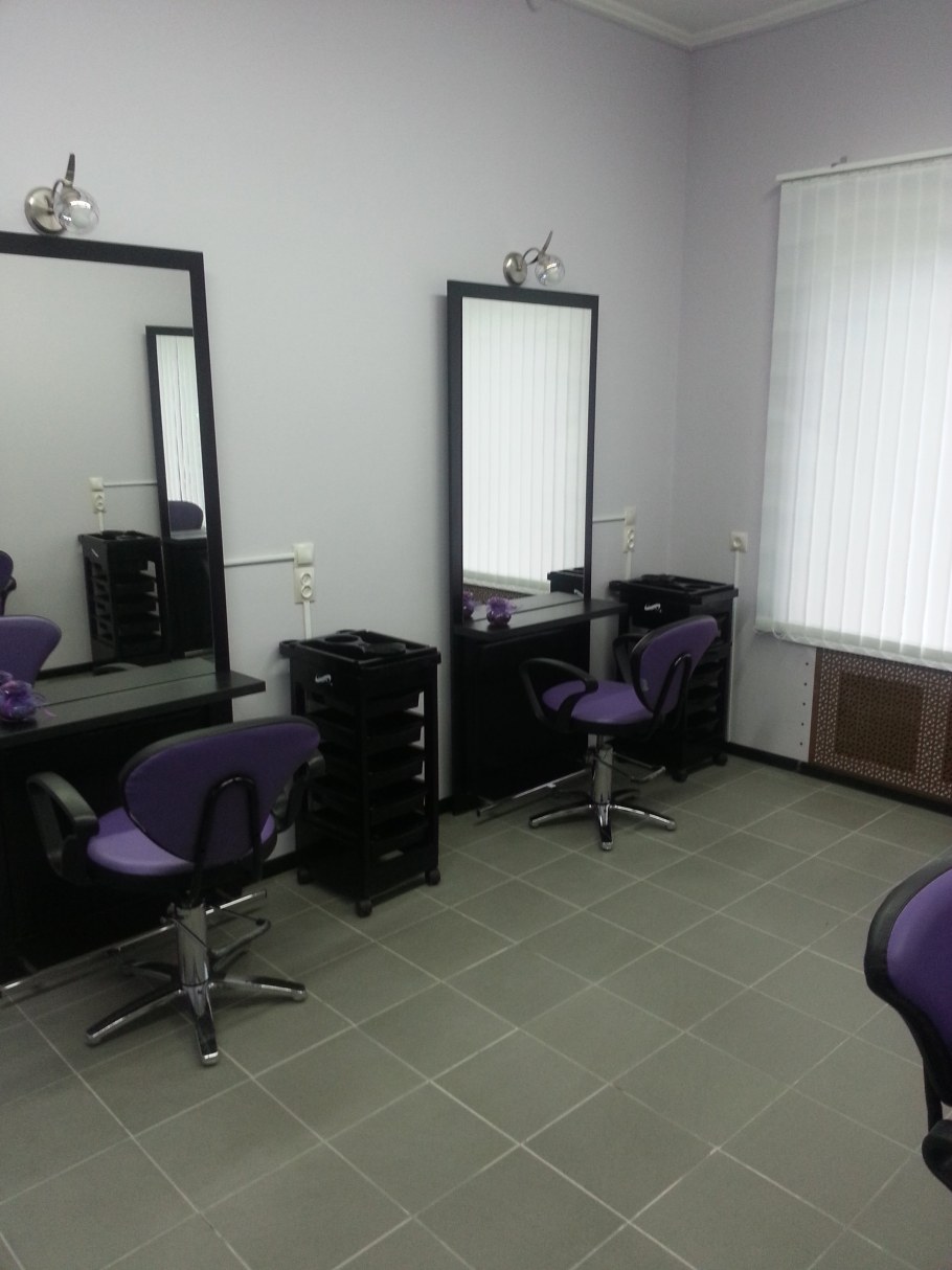 Интерьер маленькой парикмахерской эконом класса