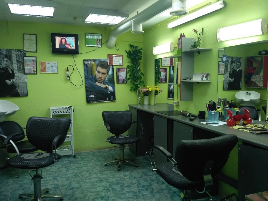 Интерьер парикмахерской маленькой площади