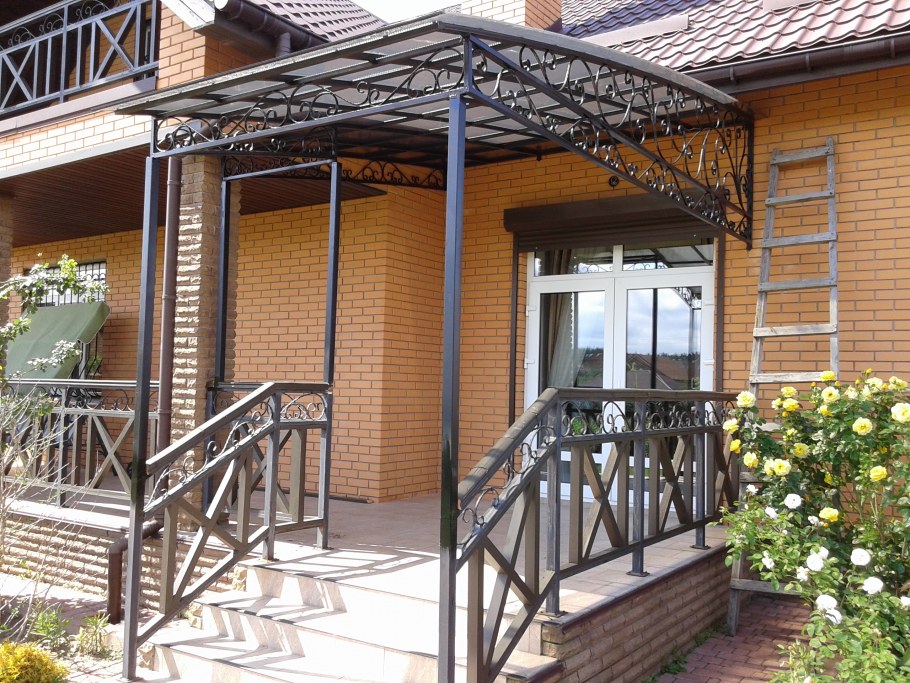 Крыльцо с навесом в частном доме