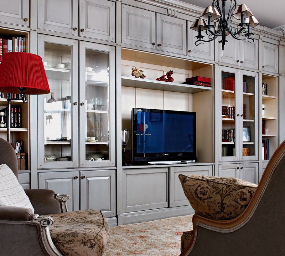 Узкая гостиная в стиле неоклассическая