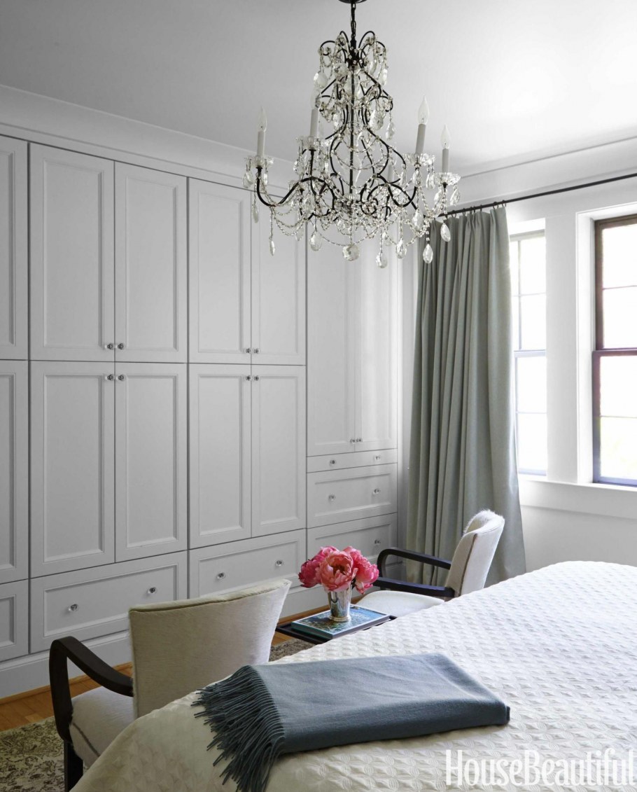 Гостиная с камином и сервантом