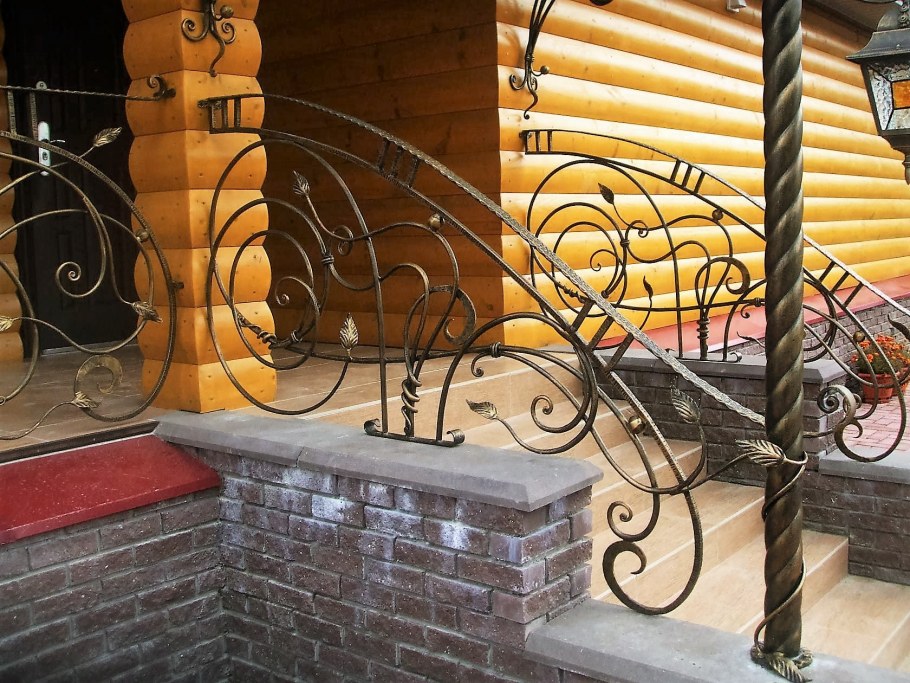 Навес над крыльцом с колоннами