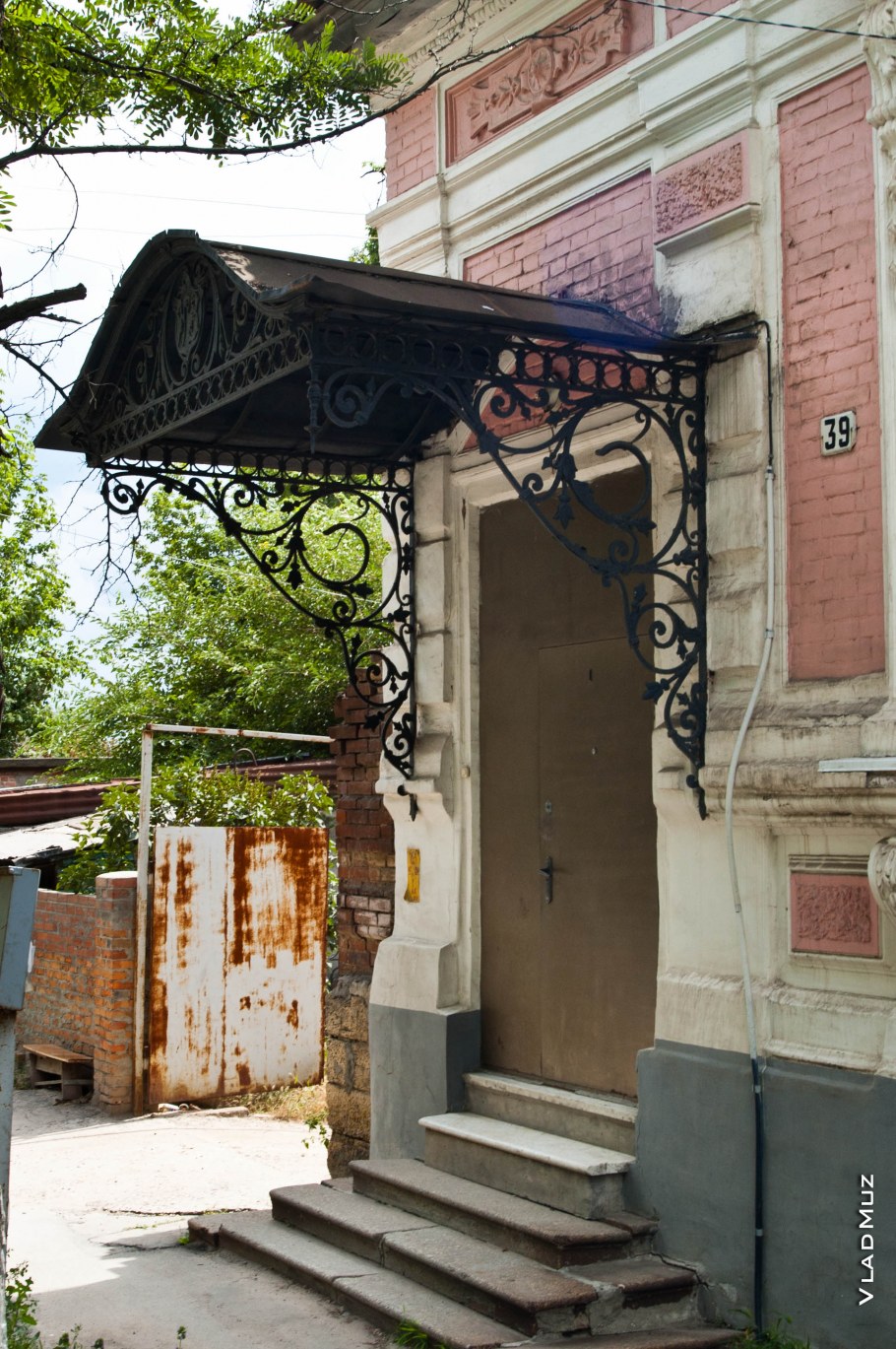 Кованые перила на крыльцо с навесом