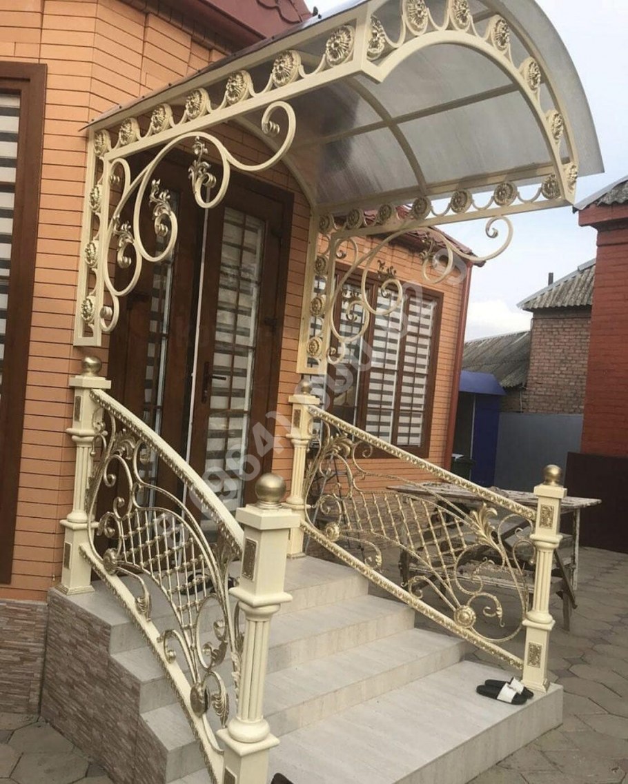 Кованые столбы для крыльца