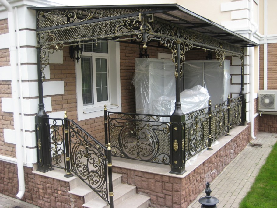 Кованые перила для крыльца в частном доме