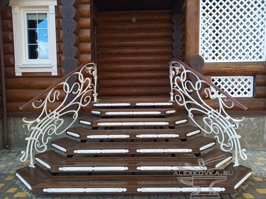 Крыльцо с кованными элементами