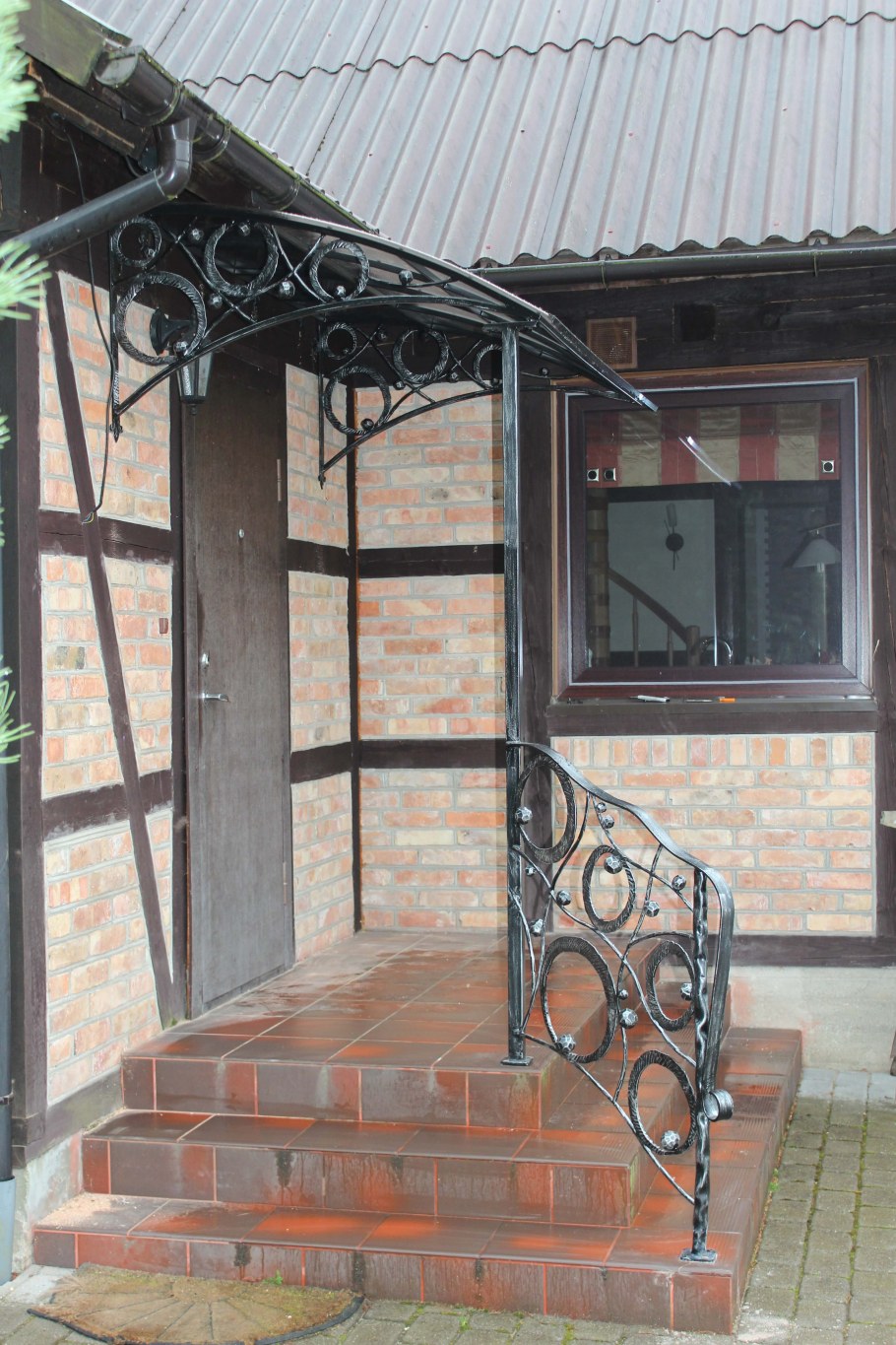 Металлическое крыльцо для дачи