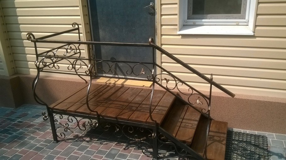 Круглое кованое крыльцо