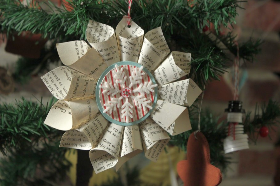 Новогодний декор из шишек