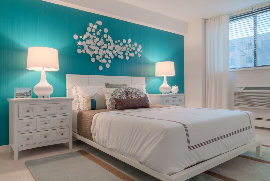 Спальный гарнитур в бирюзовых тонах