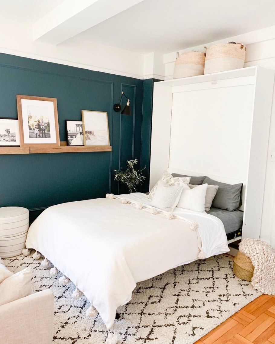 Бежевая с спальня с бирюзовыми и красными акцентами