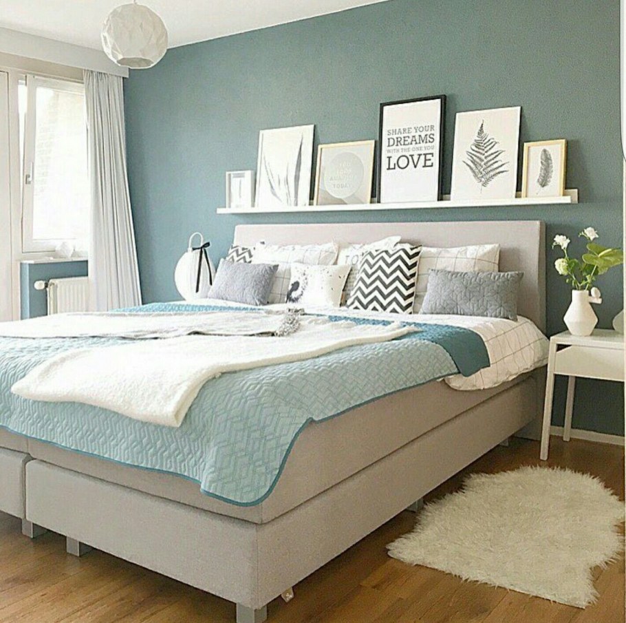 Спальня в ментоловом цвете