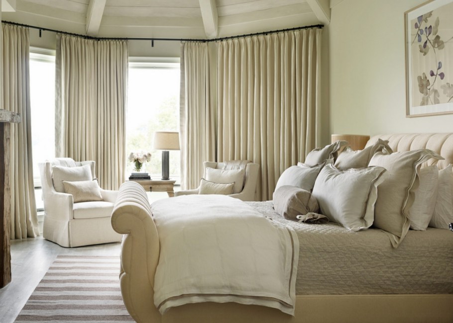Шторы в спальню с белой кроватью