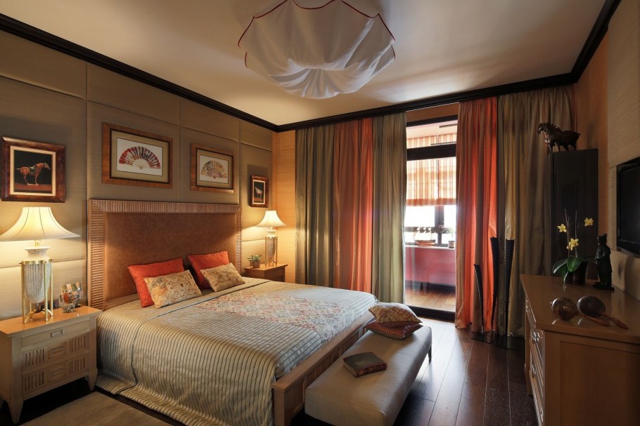 Шторы цвета охры в интерьере гостиной