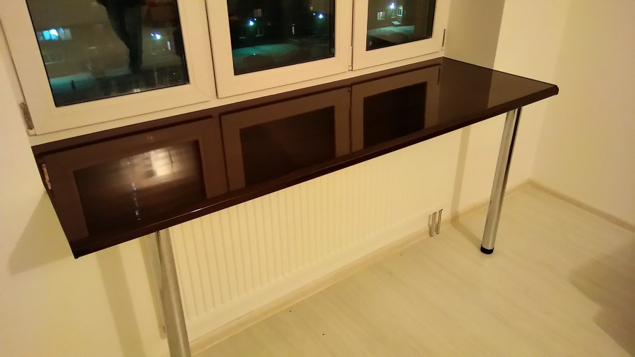 Кухонный остров возле окна