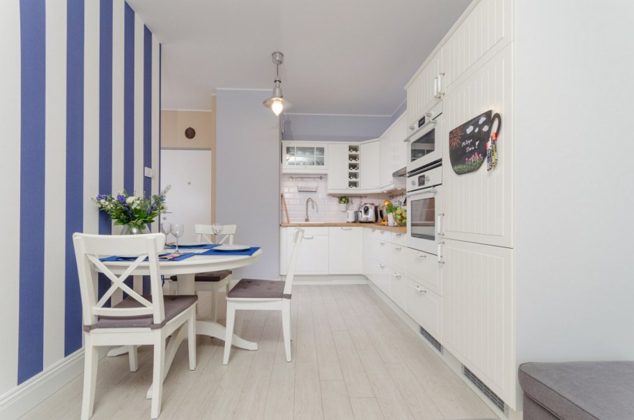 Бело-серая кухня в интерьере