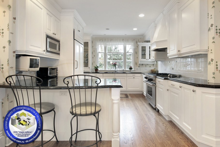 Белая кухня синие стены