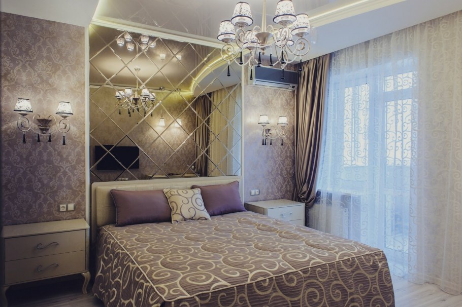 Декор зеркалами в спальне