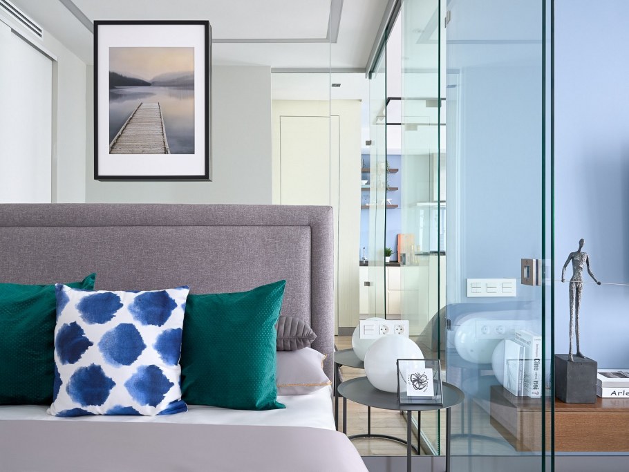 Хлопок в интерьере квартиры у зеркала