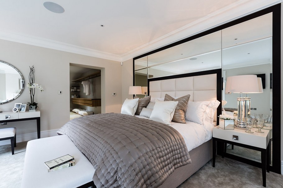 Зеркала в интерьере спальни