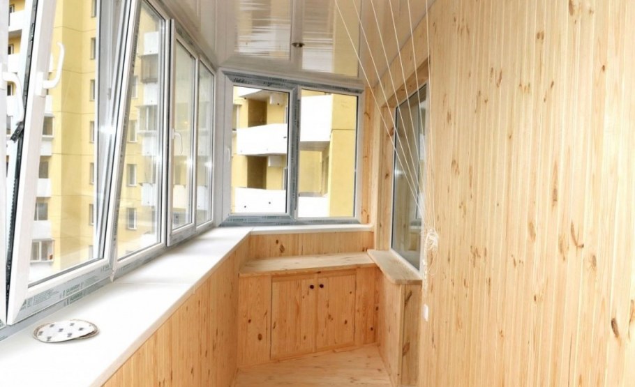 Балкон в светлых тонах