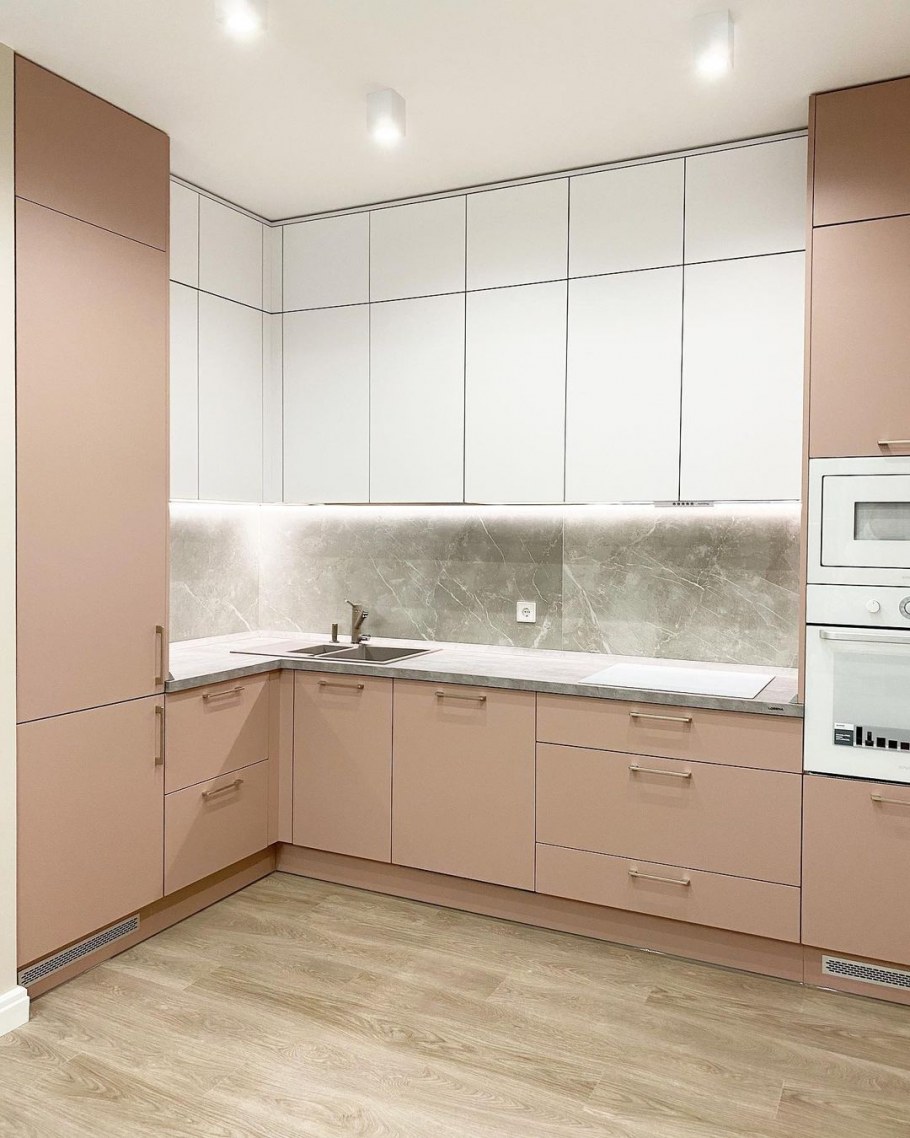 Кухня в бежево-фиолетовых тонах