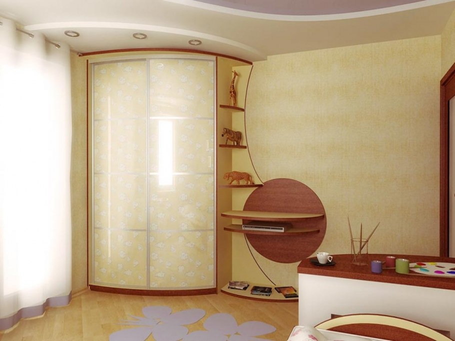 Натяжной потолок с эркером в гостиной