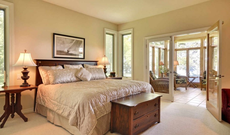 Бежевые стены в спальне