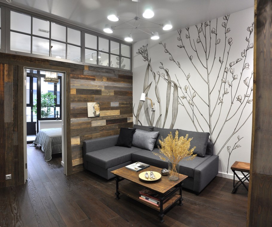 Амбарная доска в интерьере гостиной