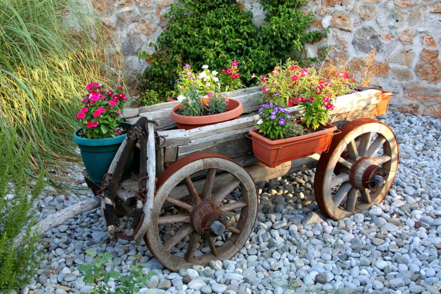 Клумба в деревенском стиле